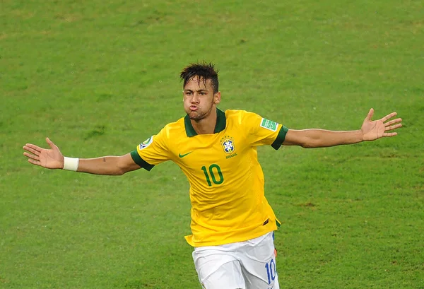 Rio de Janeiro, 1 Temmuz 2013.Brezilyalı futbolcu Neymar, 2013 Konfederasyon Kupası finalinde İspanya ile oynadığı maçtaki golünü Rio de Janeiro şehrindeki Maracana Stadyumu 'nda kutladı..