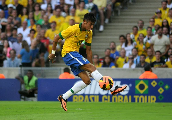 リオデジャネイロ 2013年6月2日ブラジルサッカーチームの選手Neymarは ブラジルのリオデジャネイロ市のマラカナ スタジアムで友好的なブラジル対イングランドの間に — ストック写真