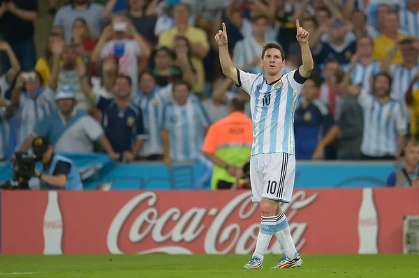 Rio Janeiro June 2014 阿根廷足球运动员Leonel Messi在里约热内卢的Estadio Maracana庆祝他在2014年世界杯对阵波斯尼亚的比赛中的进球 — 图库照片