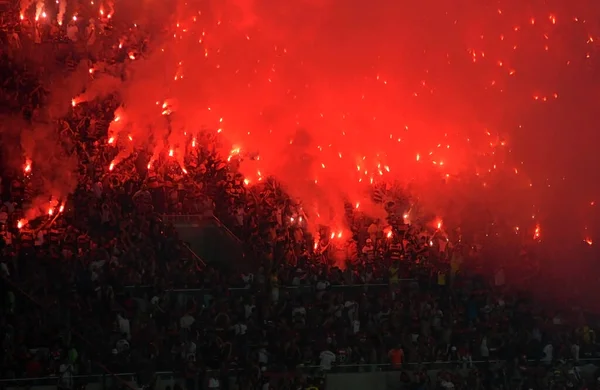 Rio Janeiro Dezembro 2017 Torcida Flamengo Ilumina Bandeiras Durante Jogo — Fotografia de Stock