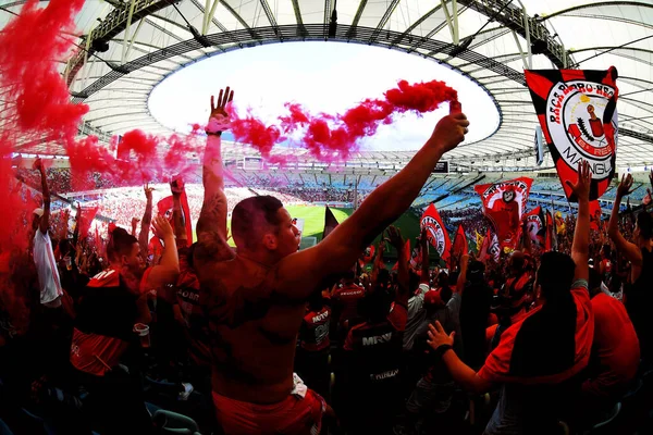 Rio de Janeiro, Brezilya, 17 Nisan 2018. Flamengo taraftarları, Rio de Janeiro şehrindeki Maracana Stadyumu 'ndaki futbol takımının antrenmanı sırasında tribünde oturuyorlar..