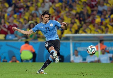 Rio de Janeiro, 28 Haziran 2014. Uruguaylı futbolcu Cavani, Brezilya 'nın Rio de Janeiro kentindeki Maracan Stadyumu' nda oynanan 2014 Dünya Kupası karşılaşmasında Kolombiya ve Uruguay maçında topa vuruyor..