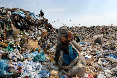 Rio de Janeiro, 14 Ağustos 2007. Jardim Gramacho.Brezilya 'daki Caxias, Rio de Janeiro belediyesinin çöplüğünde açık havada çalışan çöp yığınları.