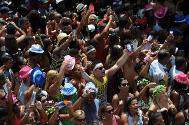 Rio de Janeiro, 8 Şubat 2015.Foliolar Brezilya 'nın Rio de Janeiro kentindeki sokak karnavalında Bloco da Preta geçidi sırasında oynarlar.
