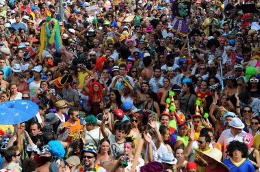 Rio de Janeiro, 5 Mart 2011. Rio de Janeiro, Braz 'daki sokak karnavalında Bola Preta bloğunun geçit töreni sırasında şehir merkezinin sokaklarında kalabalık var.