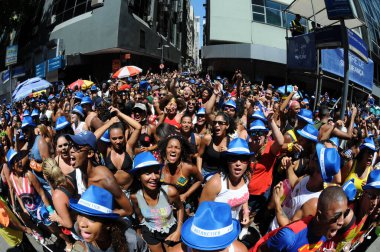Rio de Janeiro, 5 Mart 2011. Rio de Janeiro, Braz 'daki sokak karnavalında Bola Preta bloğunun geçit töreni sırasında göstericiler
