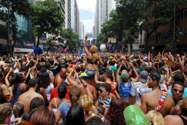 Rio de Janeiro, 5 Mart 2011. Rio de Janeiro, Braz 'daki sokak karnavalında Bola Preta bloğunun geçit töreni sırasında göstericiler