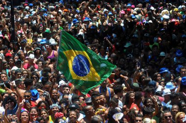 Rio de Janeiro, 8 Şubat 2015.Foliolar Brezilya 'nın Rio de Janeiro kentindeki sokak karnavalında Bloco da Preta geçidi sırasında oynarlar.