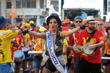 Rio de Janeiro, 5 Mart 2017. Brezilya 'nın Rio de Janeiro şehrinin sokak karnavalında Monobloco' nun geçit töreni sırasında, elektrikli üçlüdeki şarkıcılar