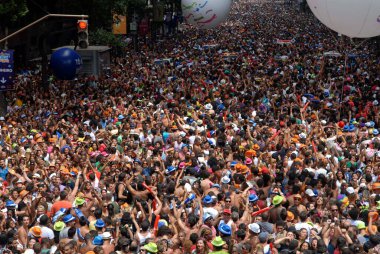 Rio de Janeiro, 5 Mart 2011. Brezilya 'nın Rio de Janeiro kentindeki sokak karnavalında düzenlenen Bola Preta bloğunun geçit töreni sırasında şehir merkezinin sokakları kalabalıklaştı.