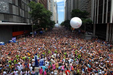 Rio de Janeiro, 5 Mart 2011. Brezilya 'nın Rio de Janeiro kentindeki sokak karnavalında düzenlenen Bola Preta bloğunun geçit töreni sırasında şehir merkezinin sokakları kalabalıklaştı.