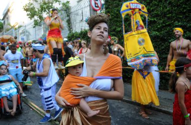 Rio de Janeiro, 19 Şubat 2017. Brezilya 'nın Rio de Janeiro şehrinin sokak karnavalında Ceu na Terra karnavalı geçit töreninde folies