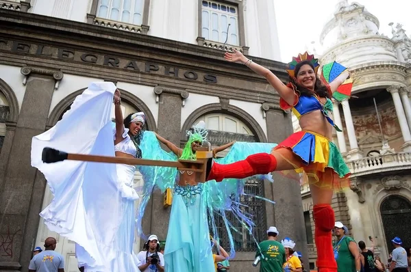 2013 리우데자네이루에서는 2013 브라질의 리우데자네이루 축제인 구획의 행진중에 공연하는 사람들이 — 스톡 사진