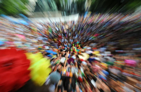Rio de Janeiro, 31 Ocak 2016. Göstericiler, Brezilya 'nın Rio de Janeiro kentindeki sokak karnavalında Toca Raul' un geçit töreninde eğleniyorlar.