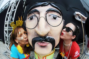 Rio de Janeiro, Brezilya, 4 Mart 2019. Sokak Karnavalı. Rio de Janeiro şehrindeki Flamengo Parkı 'ndaki Pracinhas Anıtı önünde gösteri yapan Karnaval Bloğu Çavuşu Pimenta' da insanlar oynuyor..