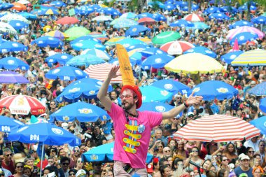 Rio de Janeiro, Brezilya, 4 Mart 2019. Sokak Karnavalı. Rio de Janeiro kentindeki Flamengo Parkı 'ndaki Pracinhas Anıtı önünde insanlar karnaval sırasında Sargento Pimenta çalıyor..