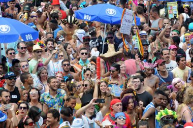 Rio de Janeiro, Brezilya, 4 Mart 2019. Sokak Karnavalı. Rio de Janeiro kentindeki Flamengo Parkı 'ndaki Pracinhas Anıtı önünde insanlar karnaval sırasında Sargento Pimenta çalıyor..