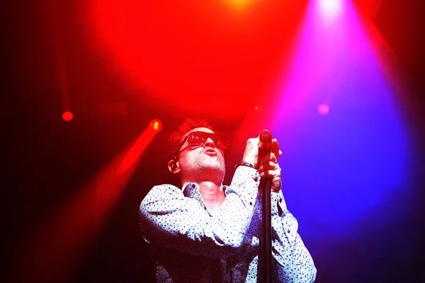 2012年2月15日 里约热内卢 在里约热内卢市Vantagens音乐厅的一场表演中 乐队Stone Temple Pilots的声乐演奏家杰夫 古特在现场演唱 — 图库照片
