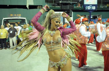 Rio de Janeiro, 26 Şubat 2017. Brezilya 'nın Rio de Janeiro kentindeki Sambodromo şehrindeki dünyanın en büyük karnavalı kabul edilen Rio de Janeiro Karnavalı sırasında Samba Okulları Geçidi