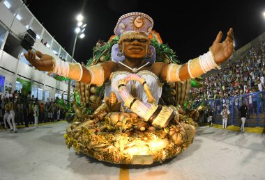 Rio de Janeiro, 9 Şubat 2018. Brezilya 'nın Rio de Janeiro kentindeki Sambodromo şehrindeki dünyanın en büyük karnavalı kabul edilen Rio de Janeiro Karnavalı sırasında Samba Okulları Geçidi.