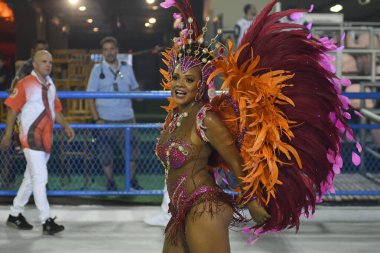 Rio de Janeiro, 9 Şubat 2018. Brezilya 'nın Rio de Janeiro kentindeki Sambodromo şehrindeki dünyanın en büyük karnavalı kabul edilen Rio de Janeiro Karnavalı sırasında Samba Okulları Geçidi.