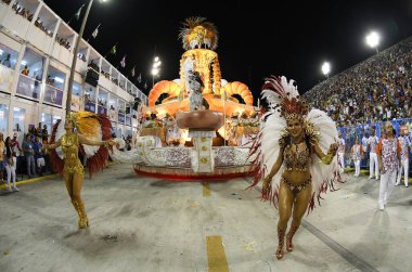 Rio de Janeiro, 9 Şubat 2018. Dünyanın en büyük karnavalı olarak kabul edilen Rio de Janeiro Karnavalı sırasında Sambdromo 'daki Özel Grup Samba Okulları Geçidi..