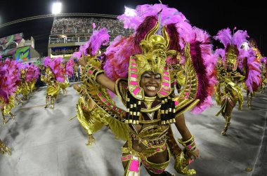 Rio de Janeiro, 9 Şubat 2018. Dünyanın en büyük karnavalı olarak kabul edilen Rio de Janeiro Karnavalı sırasında Sambdromo 'daki Özel Grup Samba Okulları Geçidi..
