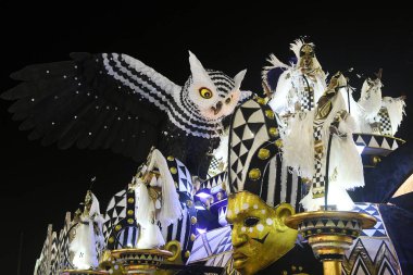 Rio de Janeiro, 9 Şubat 2018. Dünyanın en büyük karnavalı olarak kabul edilen Rio de Janeiro Karnavalı sırasında Sambdromo 'daki Özel Grup Samba Okulları Geçidi..