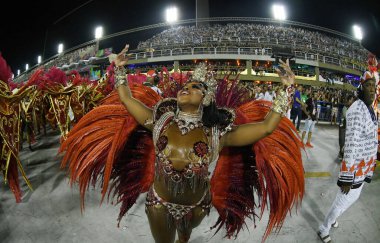 Rio de Janeiro, 9 Şubat 2018. Dünyanın en büyük karnavalı olarak kabul edilen Rio de Janeiro Karnavalı sırasında Sambdromo 'daki Özel Grup Samba Okulları Geçidi..