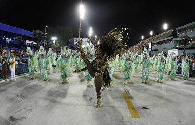 Rio de Janeiro, 9 Şubat 2018. Dünyanın en büyük karnavalı olarak kabul edilen Rio de Janeiro Karnavalı sırasında Sambdromo 'daki Özel Grup Samba Okulları Geçidi..