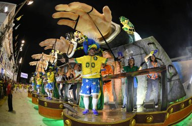 Rio de Janeiro, 9 Şubat 2018. Dünyanın en büyük karnavalı olarak kabul edilen Rio de Janeiro Karnavalı sırasında Sambdromo 'daki Özel Grup Samba Okulları Geçidi..