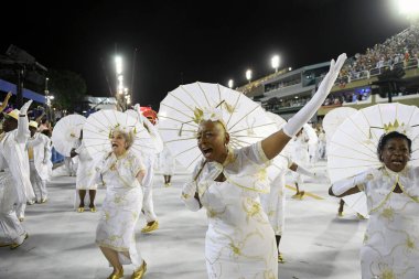 Rio de Janeiro, 9 Şubat 2018. Dünyanın en büyük karnavalı olarak kabul edilen Rio de Janeiro Karnavalı sırasında Sambdromo 'daki Özel Grup Samba Okulları Geçidi..