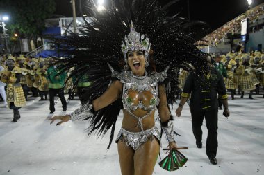 Rio de Janeiro, 9 Şubat 2018. Dünyanın en büyük karnavalı olarak kabul edilen Rio de Janeiro Karnavalı sırasında Sambdromo 'daki Özel Grup Samba Okulları Geçidi..