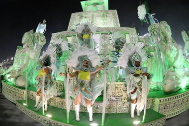 Rio de Janeiro, 9 Şubat 2018. Dünyanın en büyük karnavalı olarak kabul edilen Rio de Janeiro Karnavalı sırasında Sambdromo 'daki Özel Grup Samba Okulları Geçidi..
