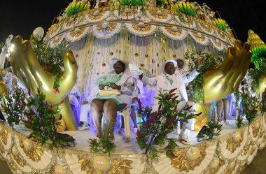 Rio de Janeiro, 9 Şubat 2018. Dünyanın en büyük karnavalı olarak kabul edilen Rio de Janeiro Karnavalı sırasında Sambdromo 'daki Özel Grup Samba Okulları Geçidi..