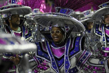 Rio de Janeiro, 9 Şubat 2018. Dünyanın en büyük karnavalı olarak kabul edilen Rio de Janeiro Karnavalı sırasında Sambdromo 'daki Özel Grup Samba Okulları Geçidi..