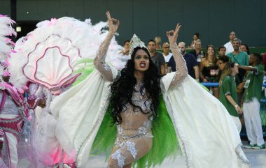 Rio de Janeiro, 9 Şubat 2018. Dünyanın en büyük karnavalı olarak kabul edilen Rio de Janeiro Karnavalı sırasında Sambdromo 'daki Özel Grup Samba Okulları Geçidi..