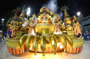 Rio de Janeiro, 9 Şubat 2018. Dünyanın en büyük karnavalı olarak kabul edilen Rio de Janeiro Karnavalı sırasında Sambdromo 'daki Özel Grup Samba Okulları Geçidi..