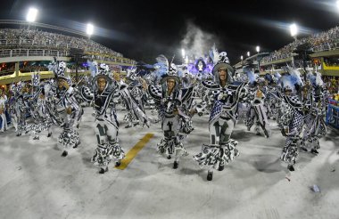 Rio de Janeiro, 9 Şubat 2018. Dünyanın en büyük karnavalı olarak kabul edilen Rio de Janeiro Karnavalı sırasında Sambdromo 'daki Özel Grup Samba Okulları Geçidi..