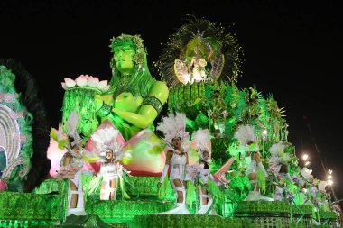 Rio de Janeiro, 9 Şubat 2018. Dünyanın en büyük karnavalı olarak kabul edilen Rio de Janeiro Karnavalı sırasında Sambdromo 'daki Özel Grup Samba Okulları Geçidi..