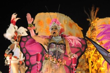 Rio de Janeiro, 14 Şubat 2015. Brezilya 'nın Rio de Janeiro kentindeki Sambodromo şehrindeki dünyanın en büyük karnavalı kabul edilen Rio de Janeiro Karnavalı sırasında Samba okulları geçit töreni düzenledi..