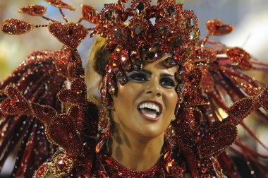 Rio de Janeiro, 14 Şubat 2015. Brezilya 'nın Rio de Janeiro kentindeki Sambodromo şehrindeki dünyanın en büyük karnavalı kabul edilen Rio de Janeiro Karnavalı sırasında Samba okulları geçit töreni düzenledi..