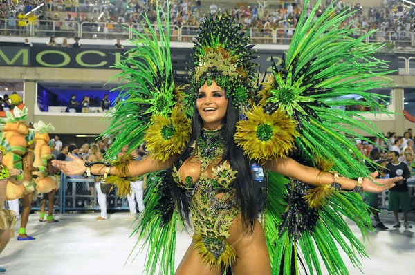 Rio de Janeiro, 5 Şubat 2016. Rio de Janeiro Karnavalı sırasında, Brezilya 'nın Rio de Janeiro kentindeki Sambodromo' da düzenlenen en büyük karnaval olarak kabul edilir..