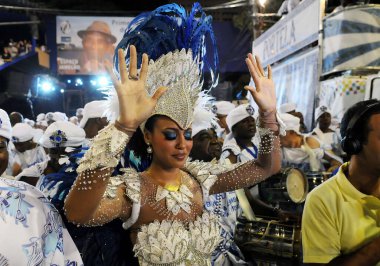 Rio de Janeiro, 16 Şubat 2012. Brezilya 'nın Rio de Janeiro kentindeki Sambodromo şehrindeki dünyanın en büyük karnavalı kabul edilen Rio de Janeiro Karnavalı sırasında Samba Okulları Geçidi