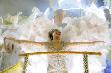 Rio de Janeiro, 16 Şubat 2012. Brezilya 'nın Rio de Janeiro kentindeki Sambodromo şehrindeki dünyanın en büyük karnavalı kabul edilen Rio de Janeiro Karnavalı sırasında Samba Okulları Geçidi