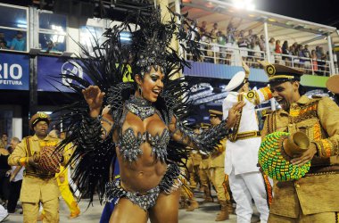 Rio de Janeiro, 16 Şubat 2012. Brezilya 'nın Rio de Janeiro kentindeki Sambodromo şehrindeki dünyanın en büyük karnavalı kabul edilen Rio de Janeiro Karnavalı sırasında Samba Okulları Geçidi