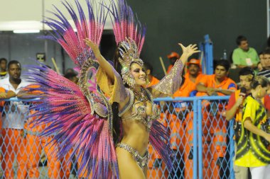 Rio de Janeiro, 16 Şubat 2012. Brezilya 'nın Rio de Janeiro kentindeki Sambodromo şehrindeki dünyanın en büyük karnavalı kabul edilen Rio de Janeiro Karnavalı sırasında Samba Okulları Geçidi