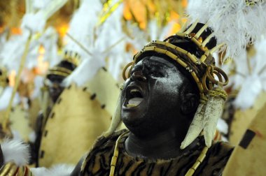 Rio de Janeiro, 3 Mart 2014. Brezilya 'nın Rio de Janeiro kentindeki Sambodromo şehrindeki dünyanın en büyük karnavalı kabul edilen Rio de Janeiro Karnavalı sırasında Samba Okulları Geçidi