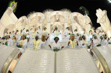 Rio de Janeiro, 3 Mart 2014. Brezilya 'nın Rio de Janeiro kentindeki Sambodromo şehrindeki dünyanın en büyük karnavalı kabul edilen Rio de Janeiro Karnavalı sırasında Samba Okulları Geçidi