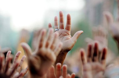 Rio de Janeiro, Brezilya, 19 Mayıs 2012.Faithful Evanjelik etkinlik sırasında Rio de Janeiro 'da binlerce insanın toplandığı Rio de Janeiro şehrinin merkezinde ellerini kaldırdı..